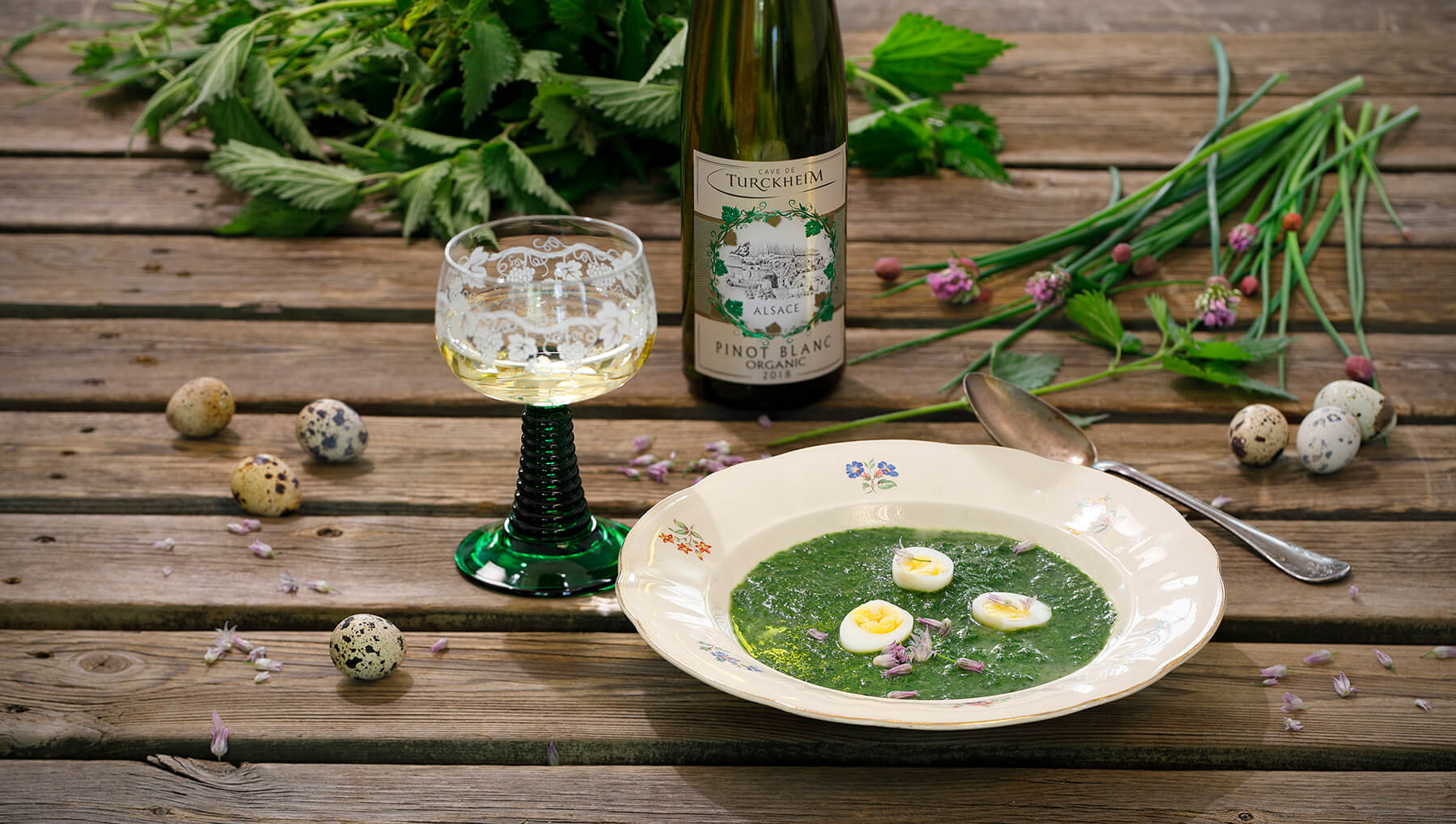 Nässelsoppa med vaktelägg och gräslöksblommor