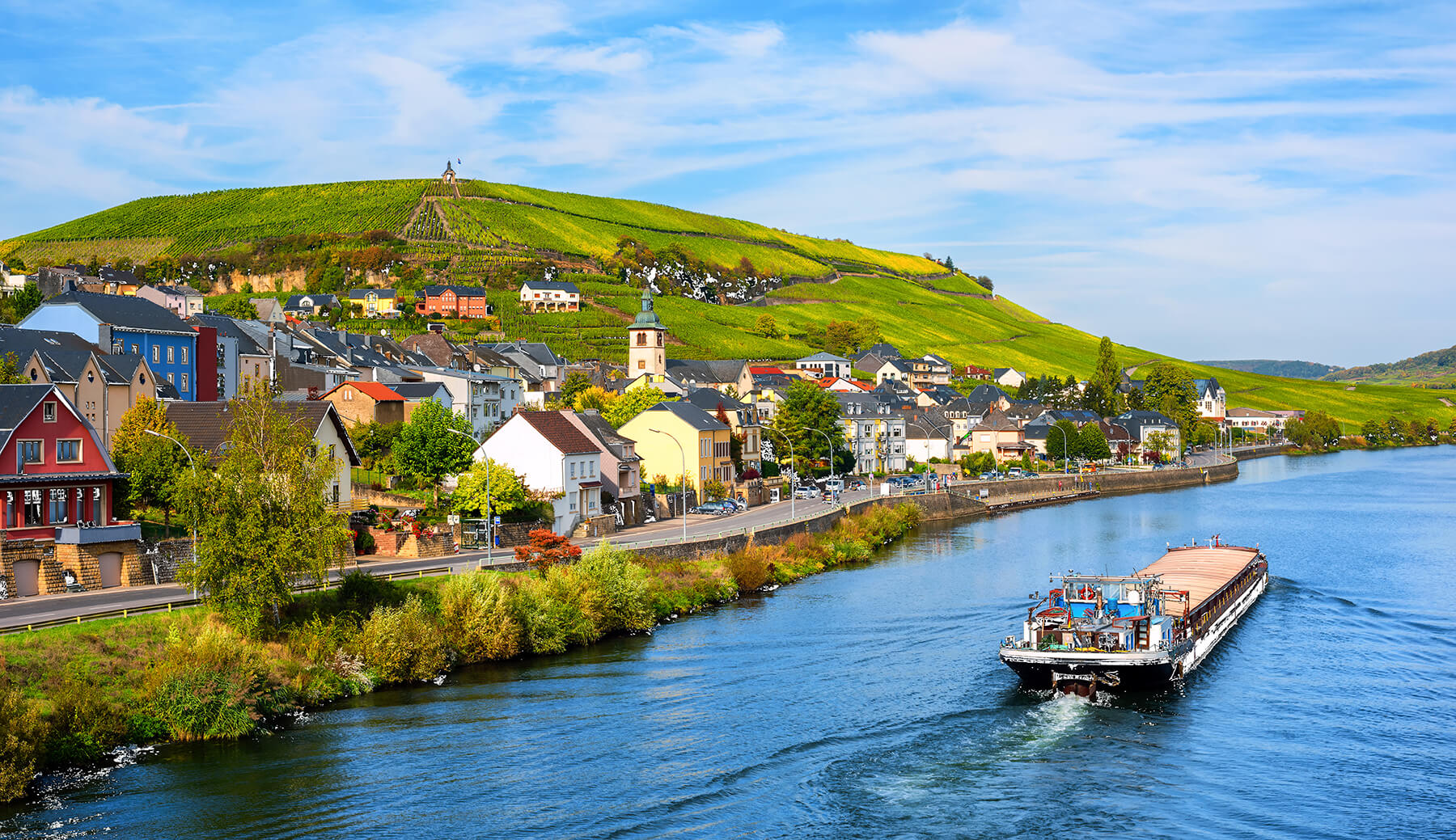 vy över moseldalen och floden med vindistrikt