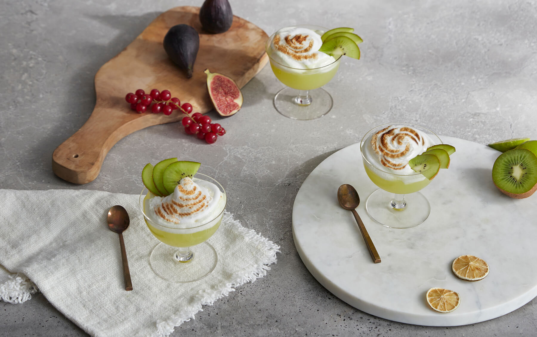 drink med maräng ovanpå på ett bord med servett