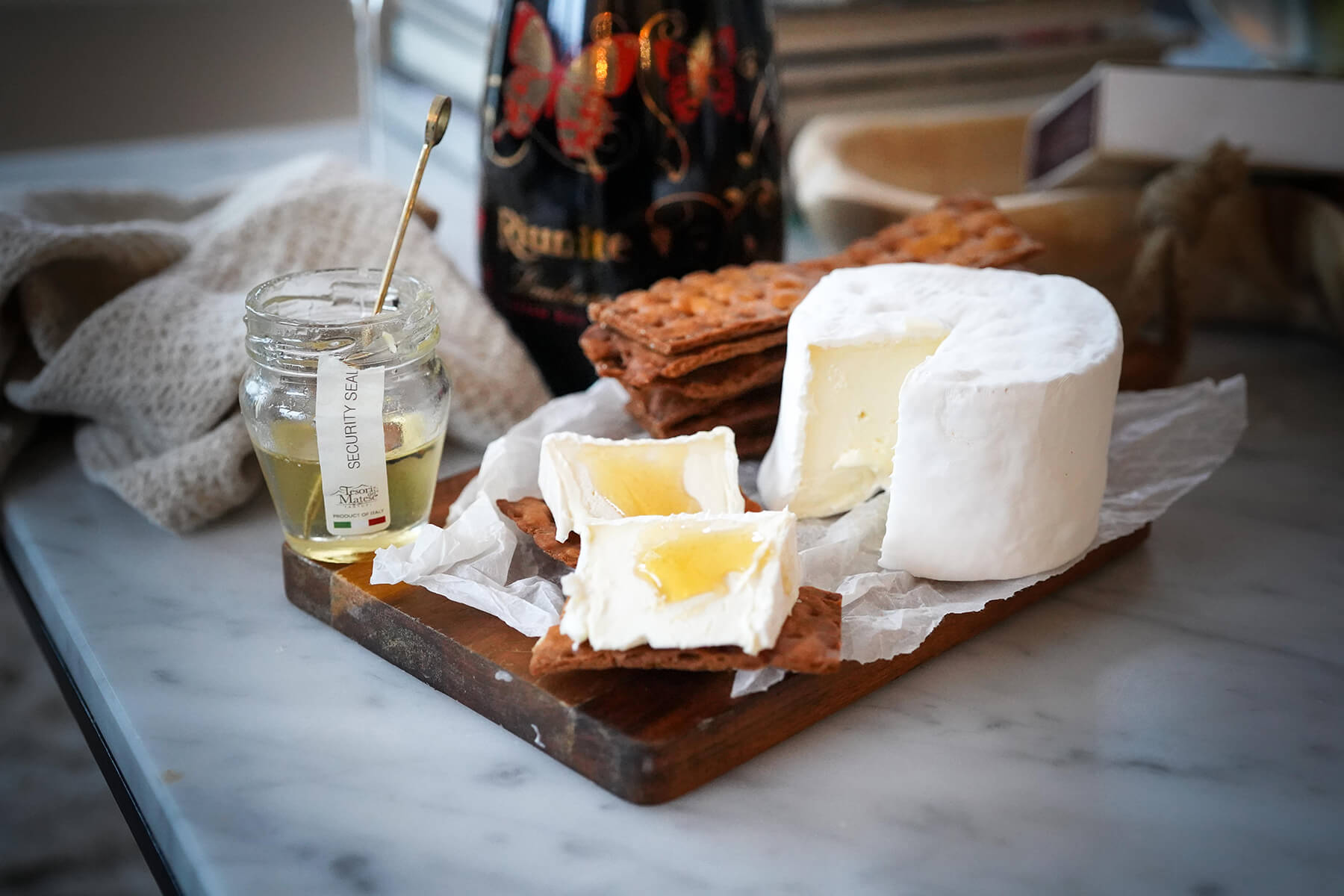 en bricka med ost, tunnbröd och honung