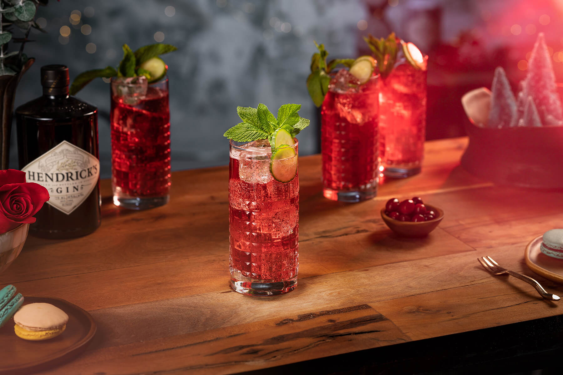 ett bord med drinkar som är cranberry fizz