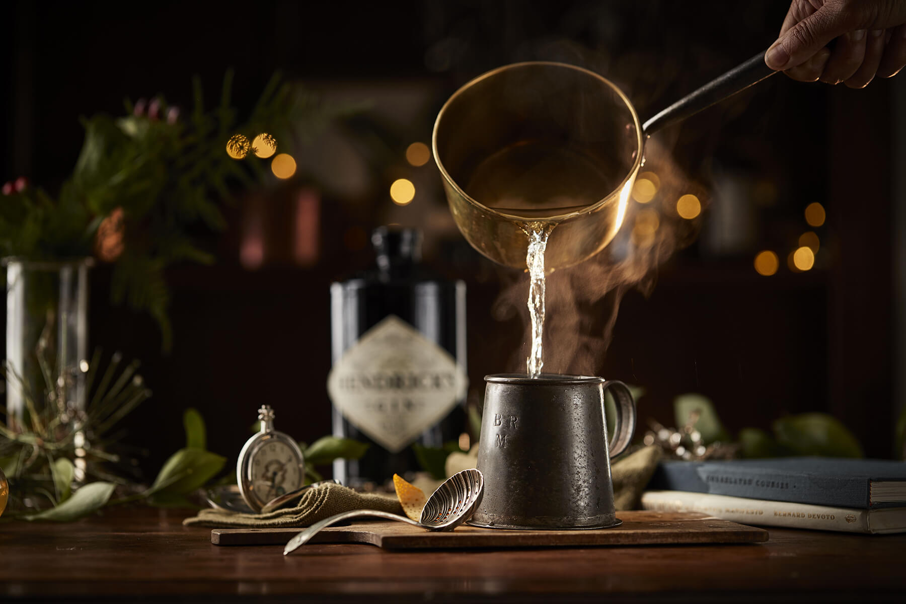 en kanna som häller upp old fashioned i en kopp