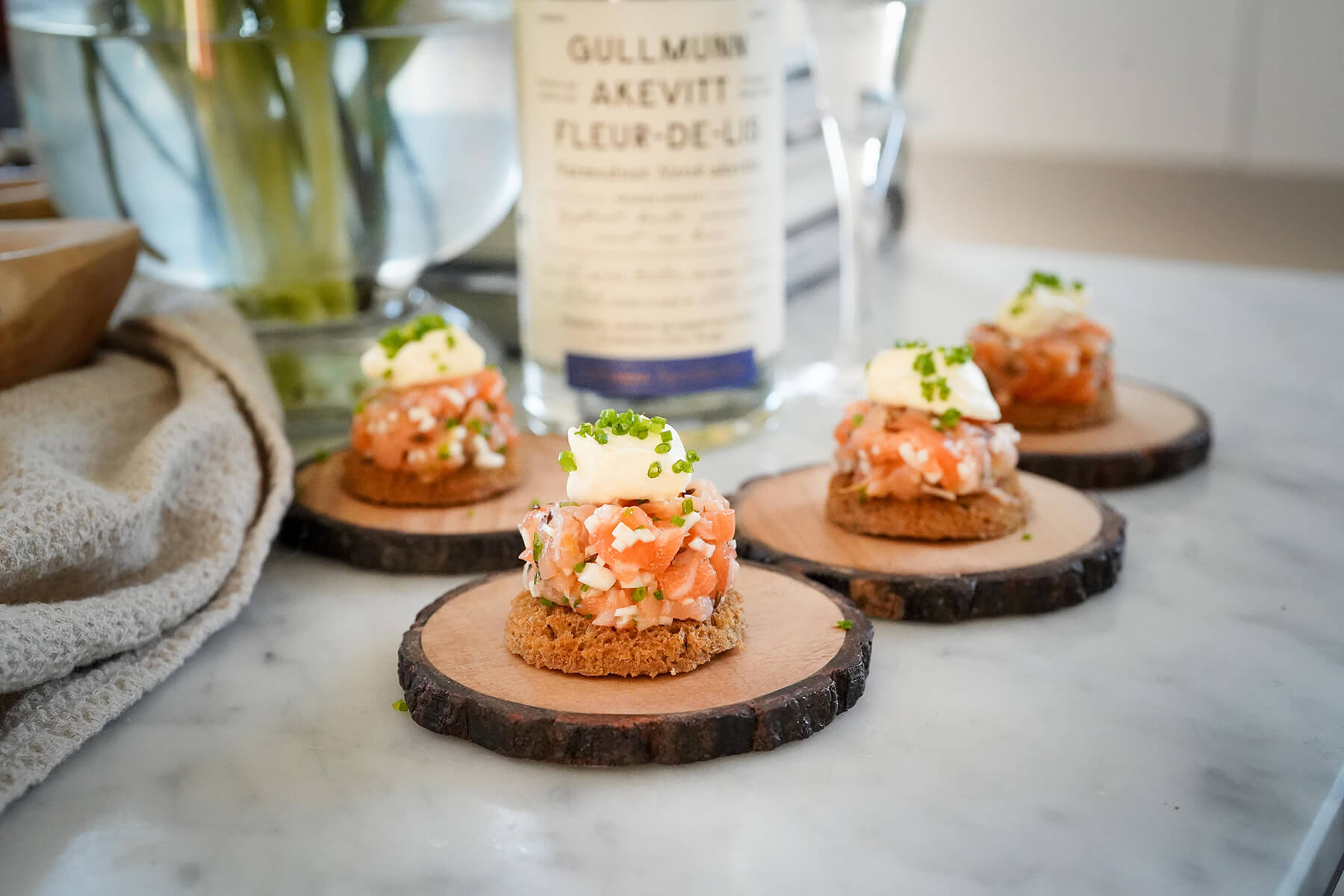 Laxtartar på kavring