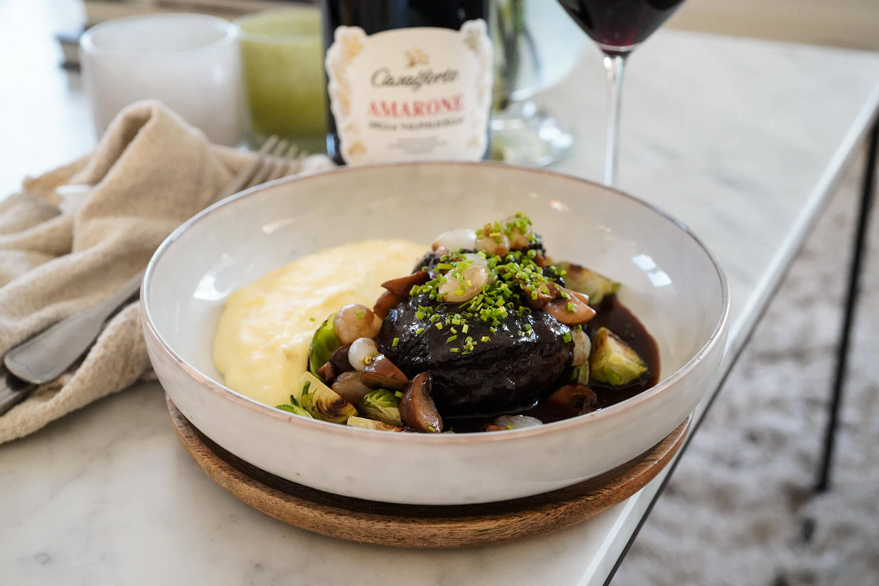 Rödvinsbresserad oxkind med potatispuré, bränd syltlök, champinjon och råstekt brysselkål
