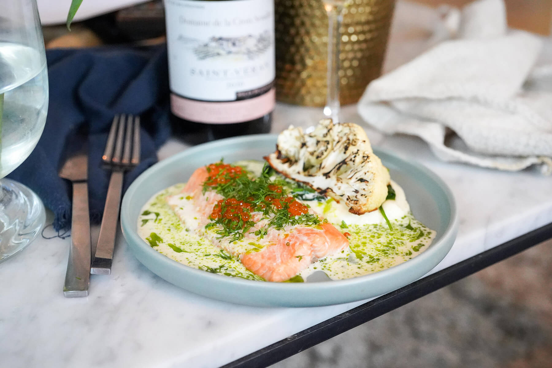 en bakad röding tillsammans med pure av blomkål