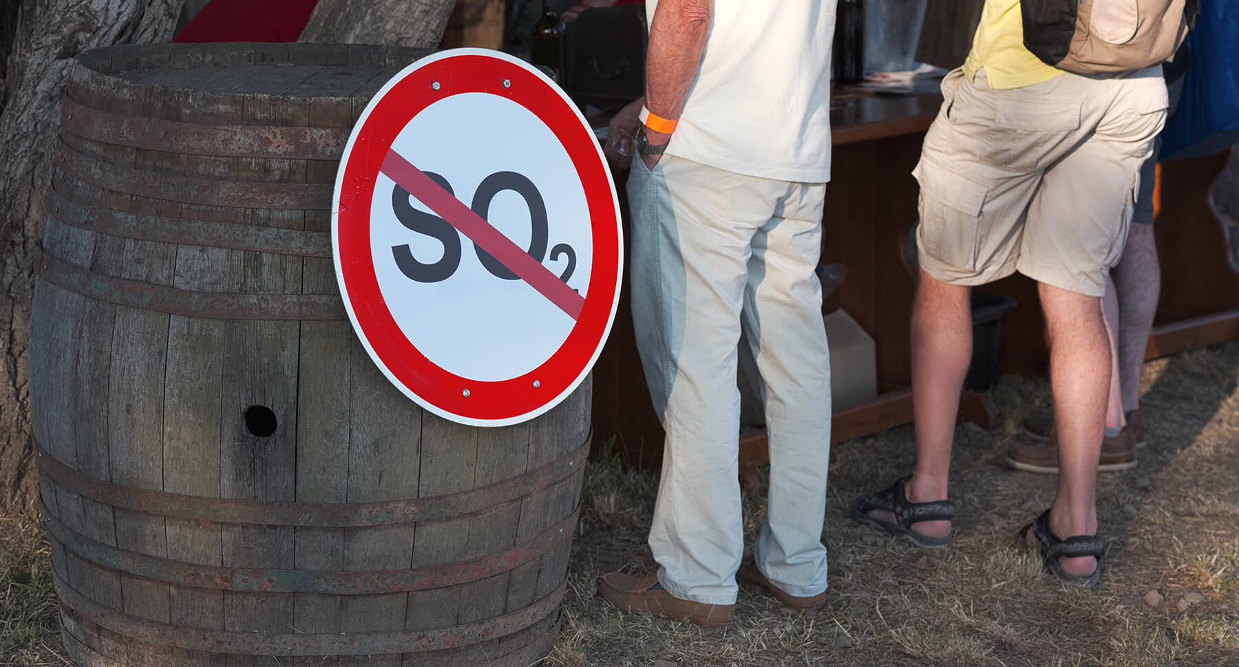 två personer i en vinkällare med ett fat utan sulfiter