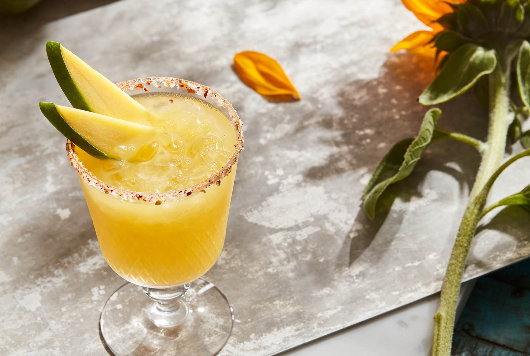 frozen margarita med smak av mango ett glas på bord