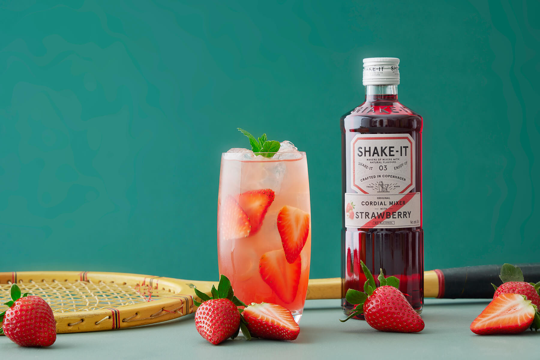 en alkoholfri drink med jordgubbar på ett bord