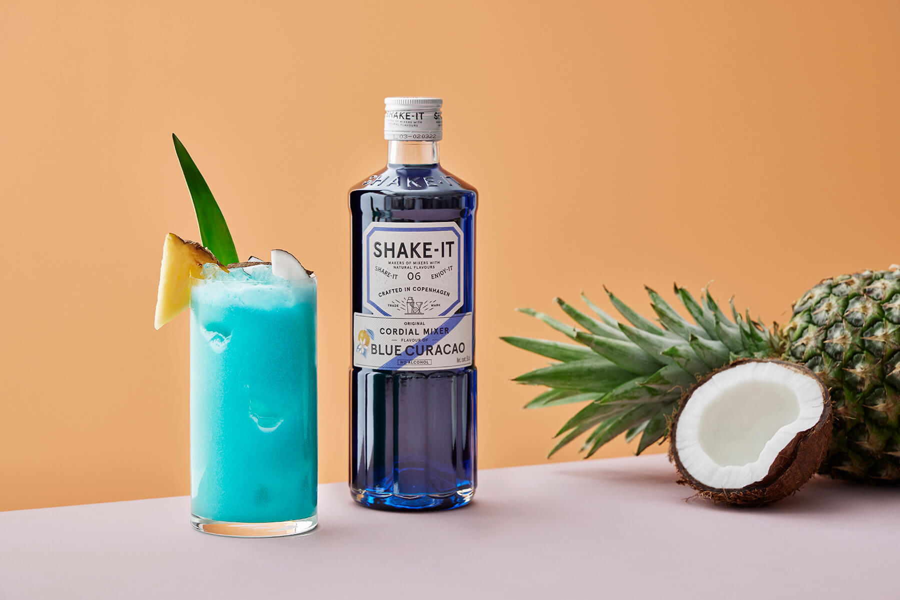 en blå drink med ananas