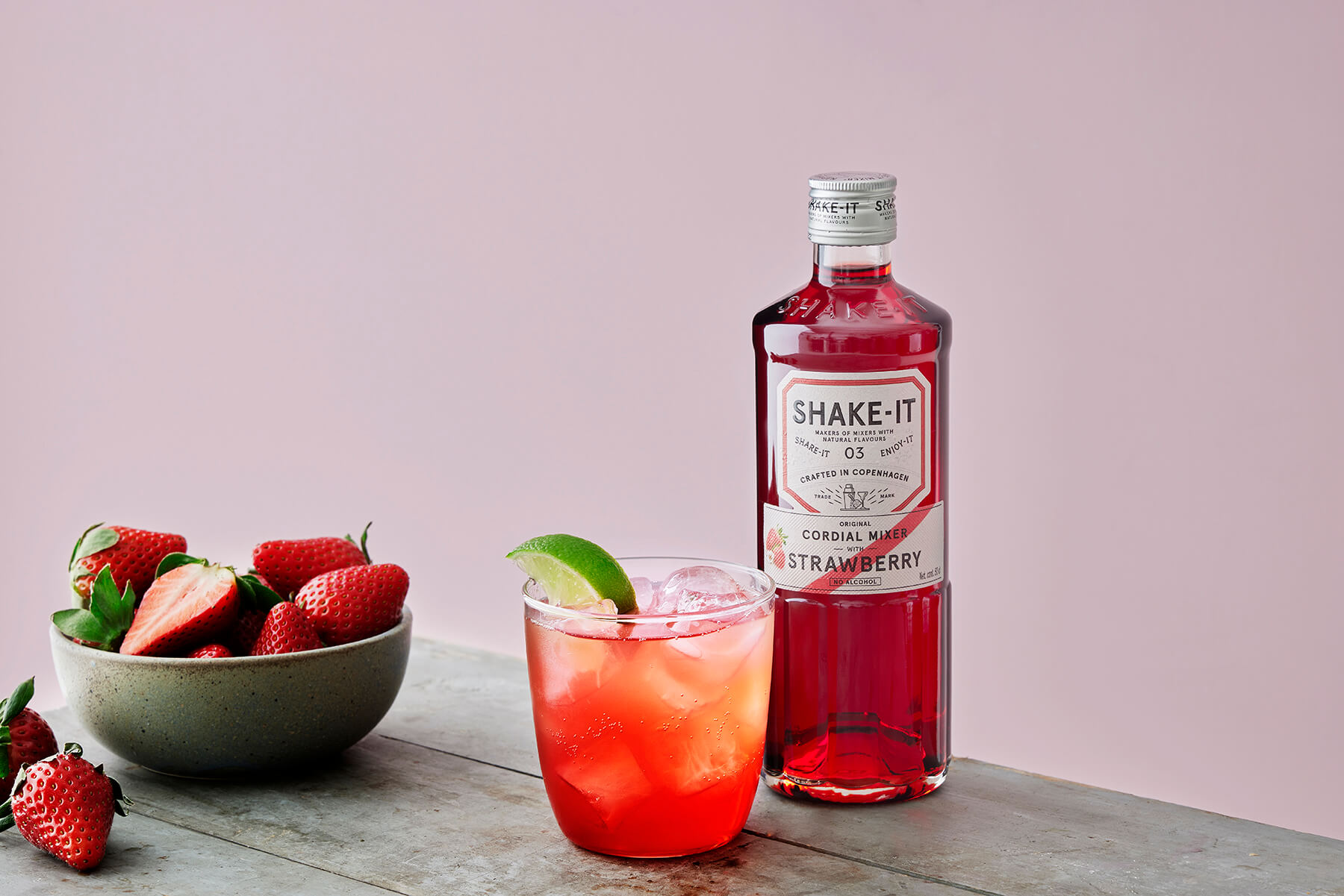 en alkoholfri drink med jordgubbar