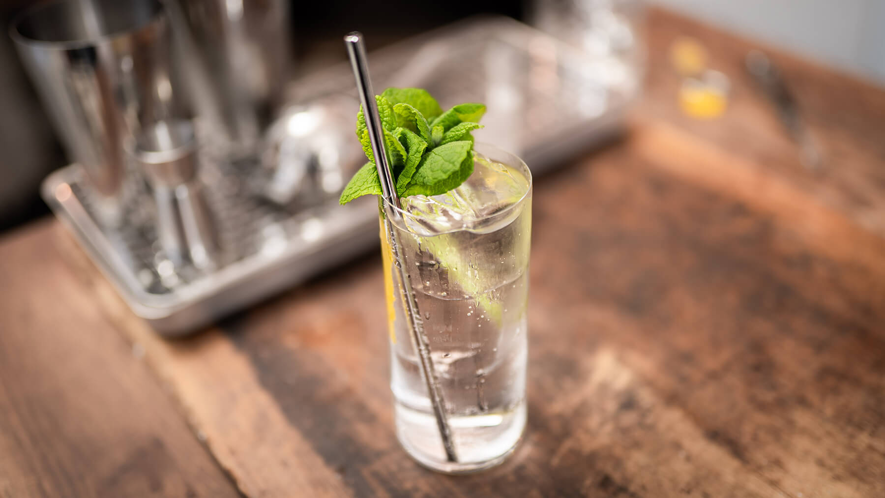 en drink med gin och tonic