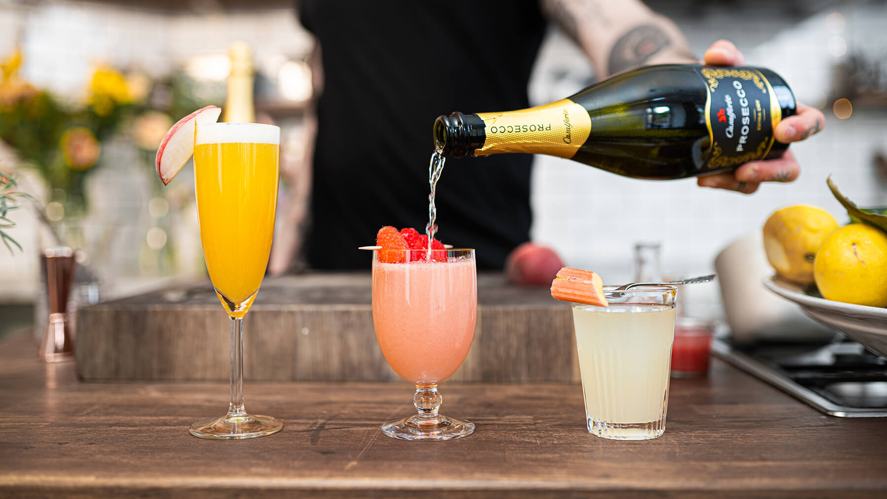 tre bellini glas med hallon och parsika och rabarber