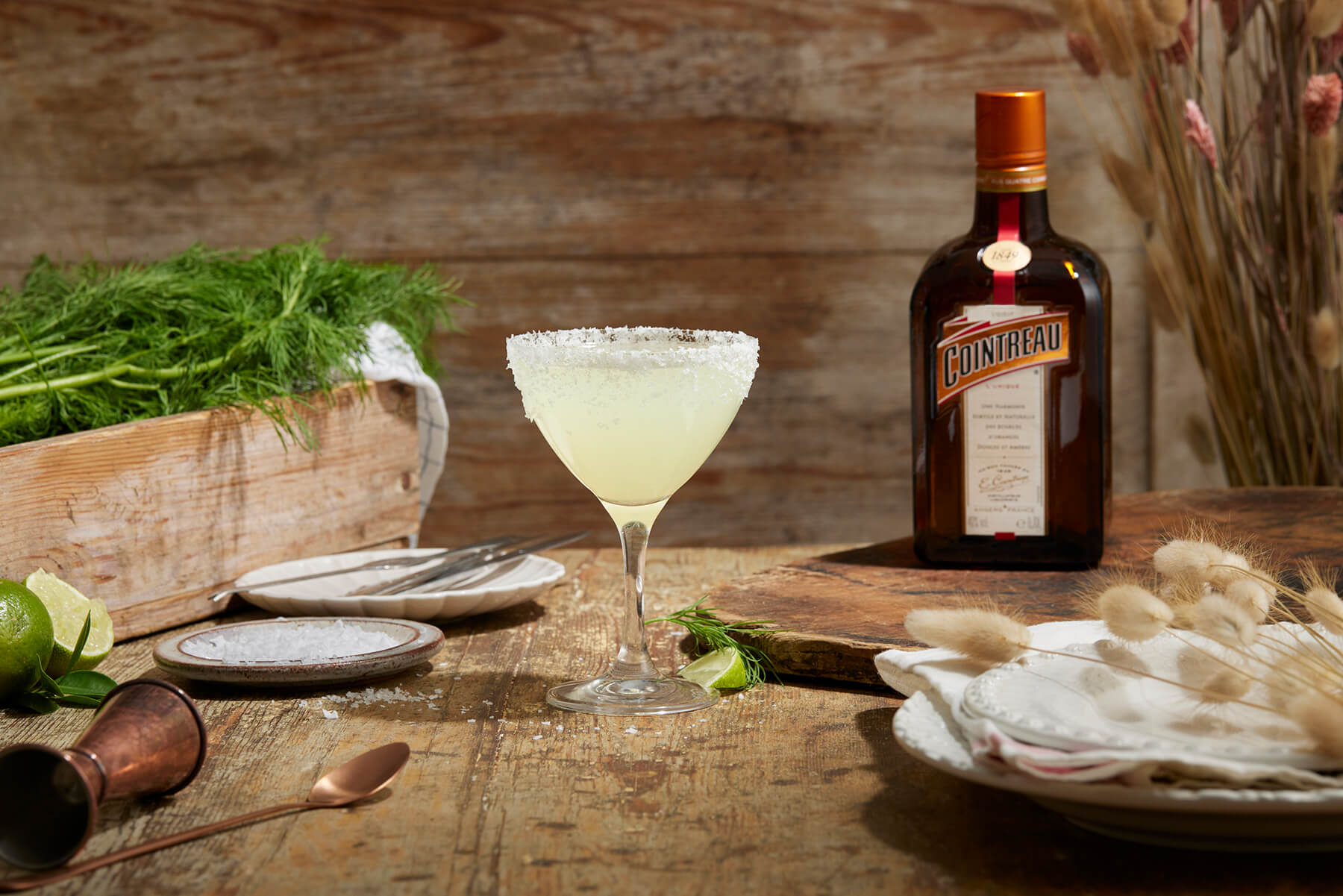 drink på bord med dill till kräftskivan