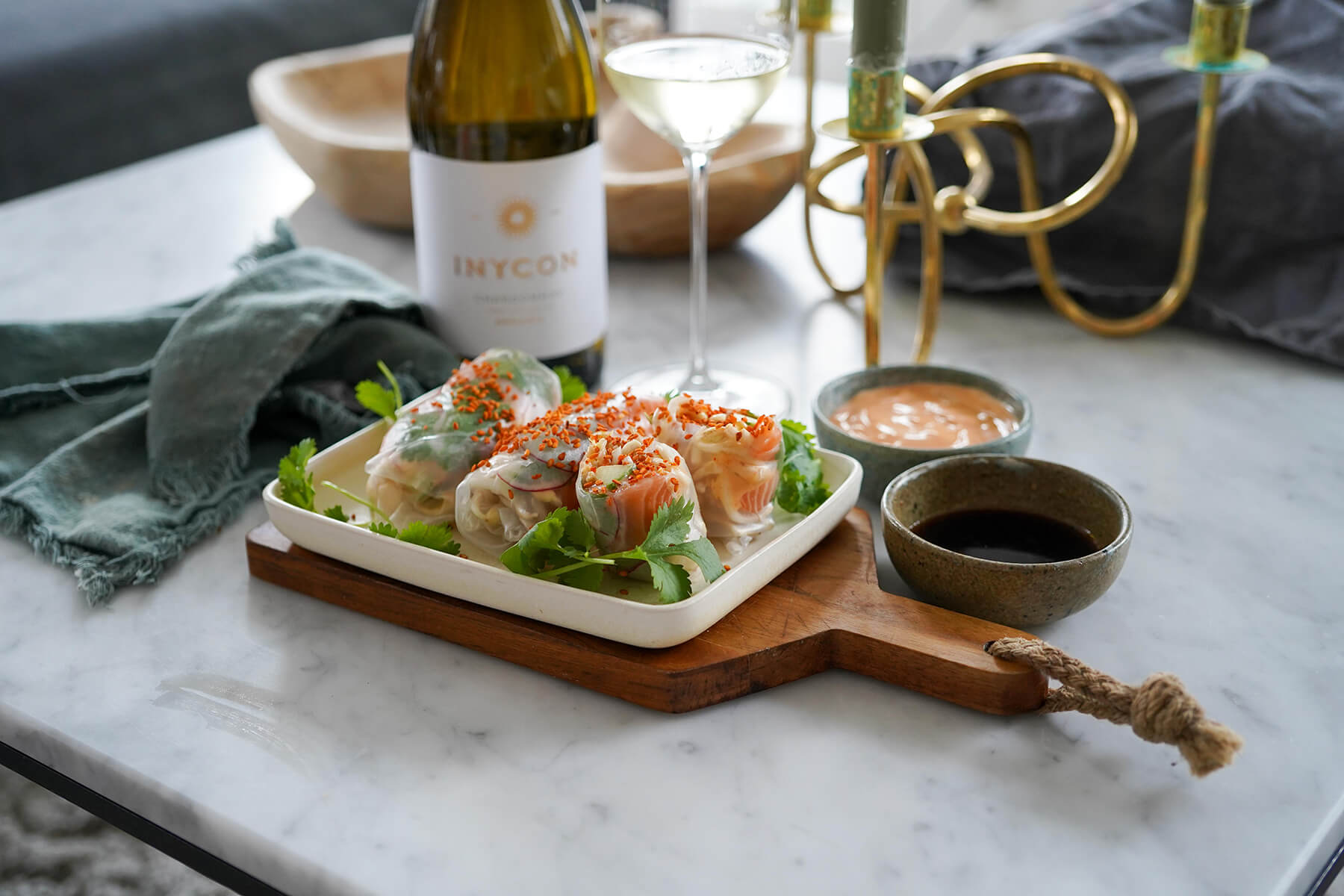 vietnamesiska springrolls på en tallrik med vinflaska