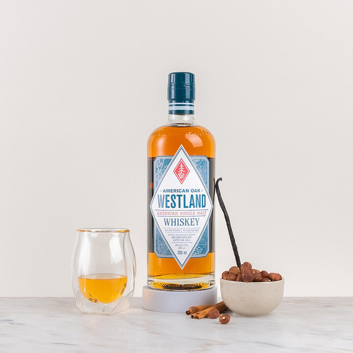 en flaska whisky med kryddor på ett bord