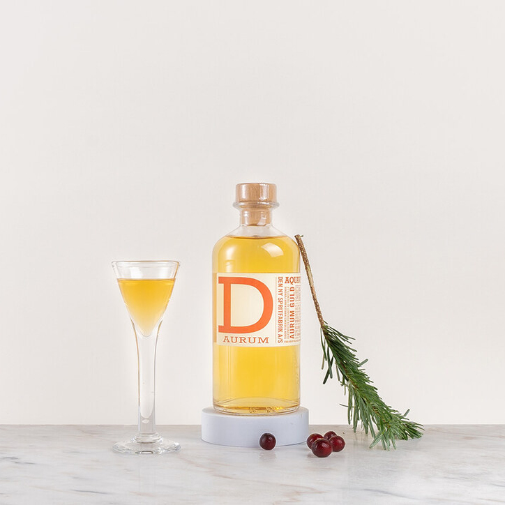 en flaska snaps med kryddor