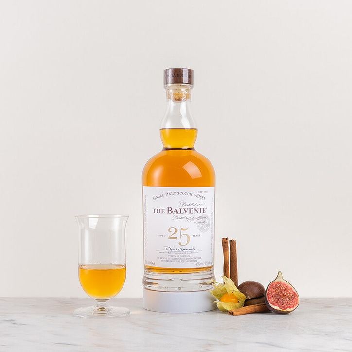 en flaska whisky på ett bord