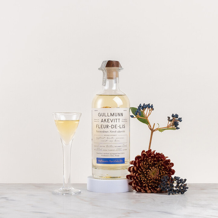 en flaska snaps med kryddor