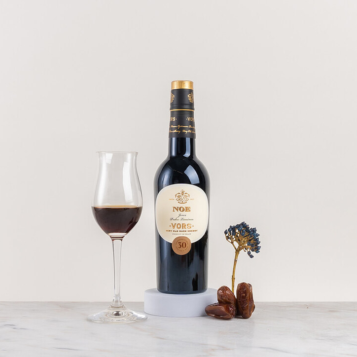 en flaska sherry på ett bord