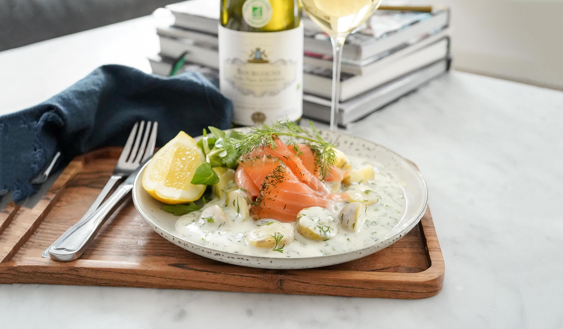 gravad lax med en citron och en flaska vin