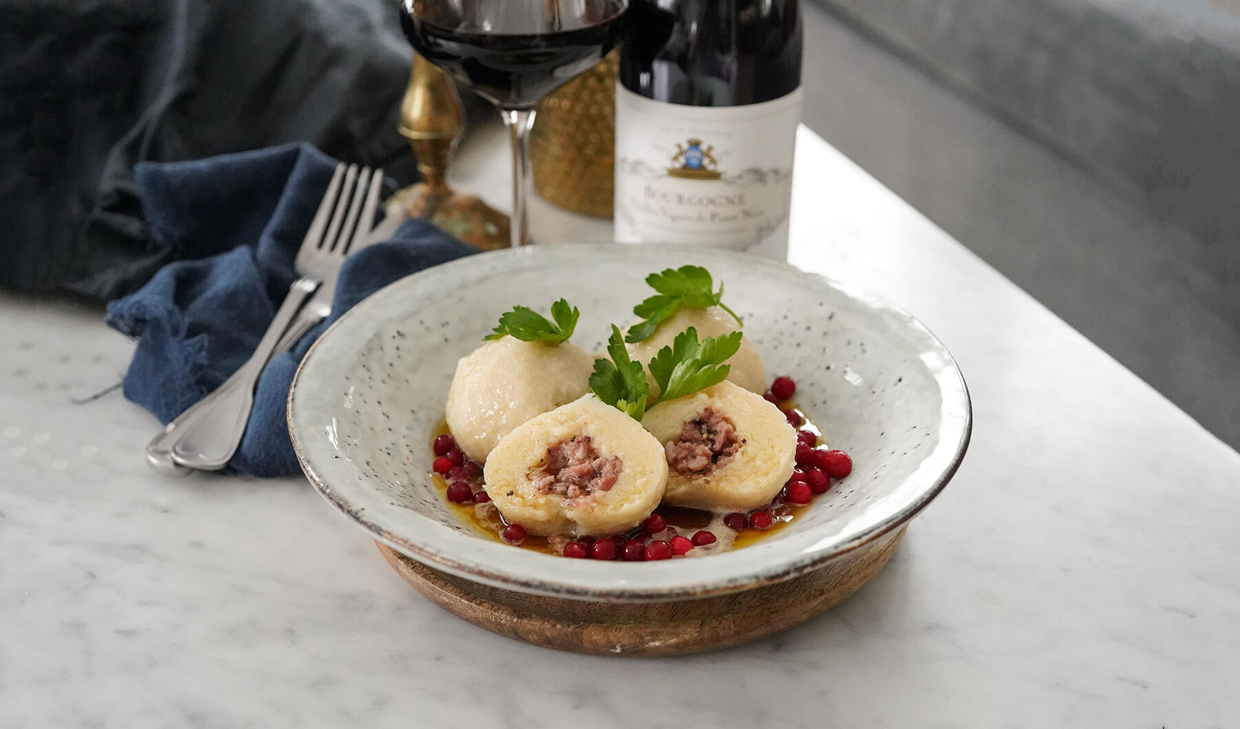 gotländska kroppkakor på tallrik med lingonsylt