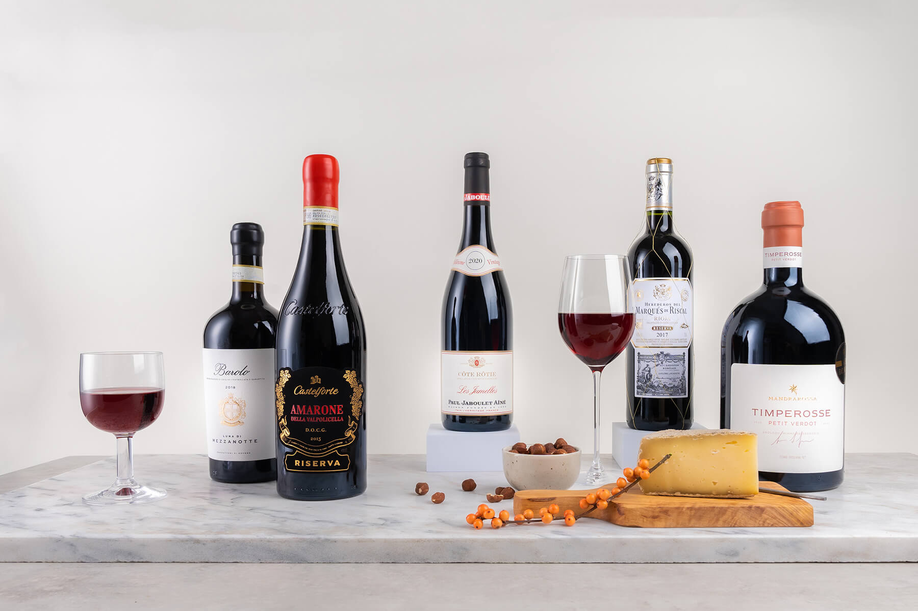 fem flaskor rött vin till present