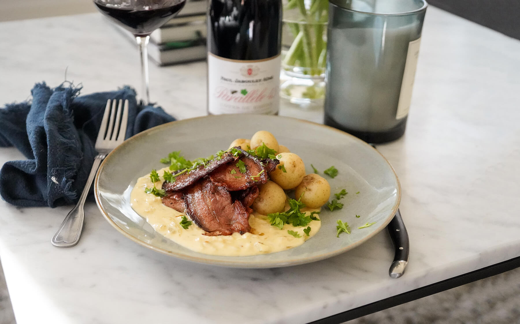 en tallrik med stekt fläsk och löksås