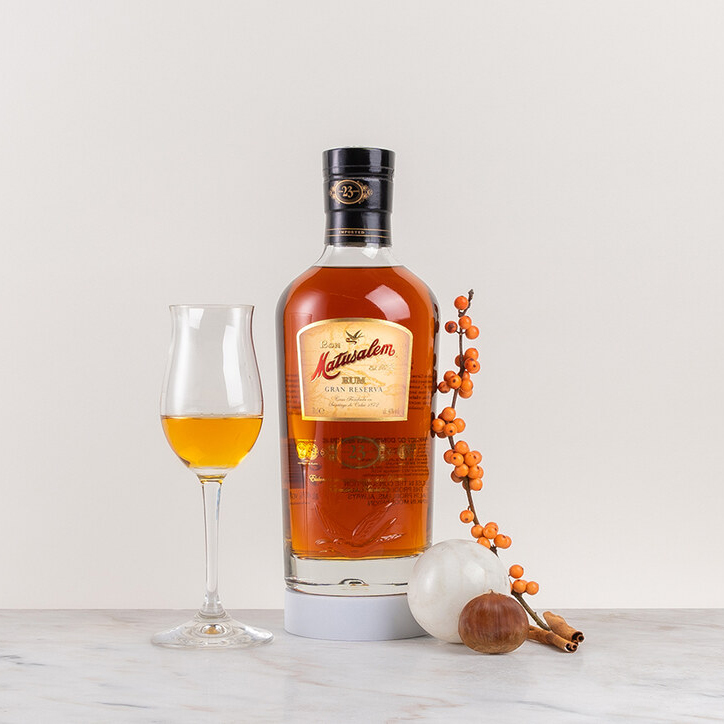 en flaska sprit på ett bord med dekoration