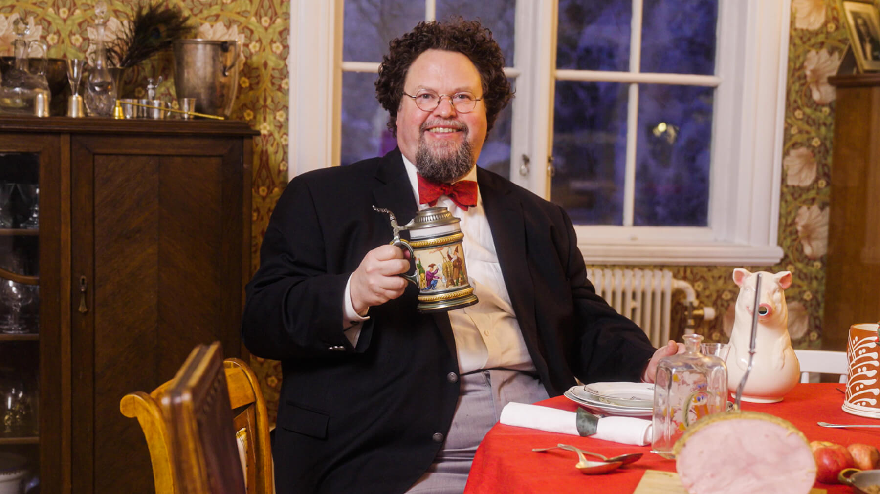 edward blom sitter i sitt vardagsrum