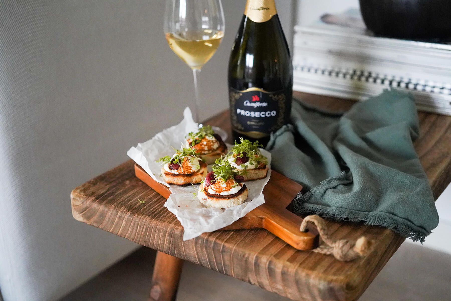 kanape med parmesan med vinlgas och servett