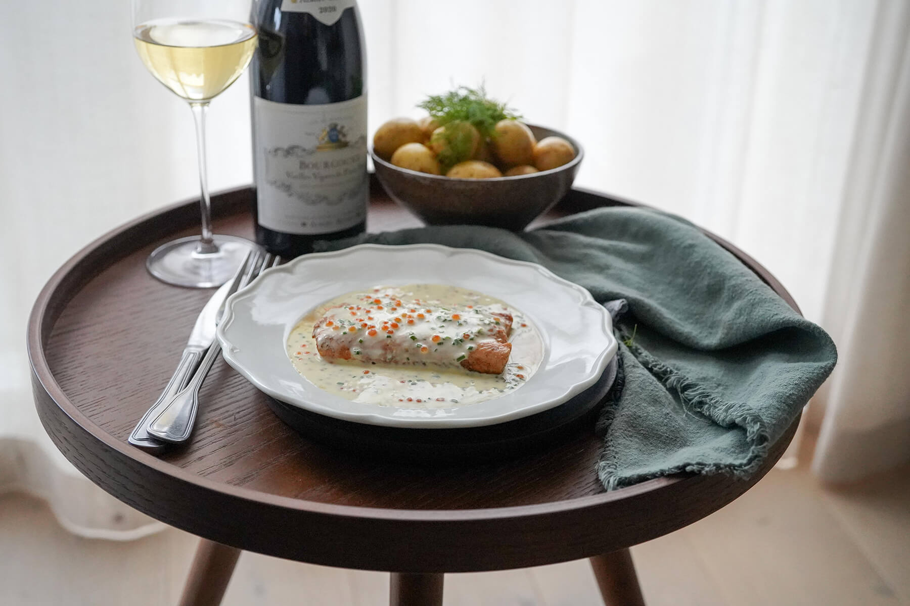 röding med sandefjordsås och vinflaska på bord