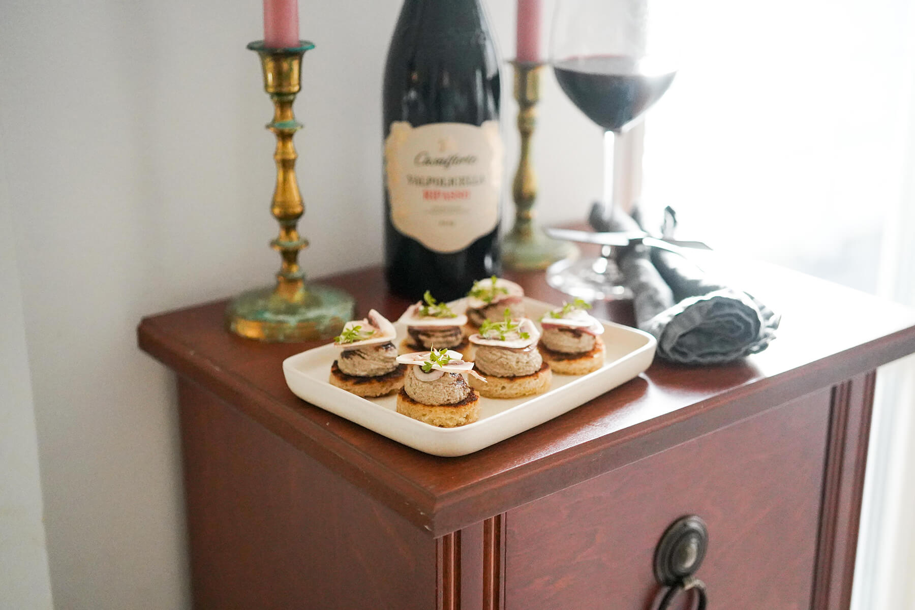 canape på ett skåp med vinflaska