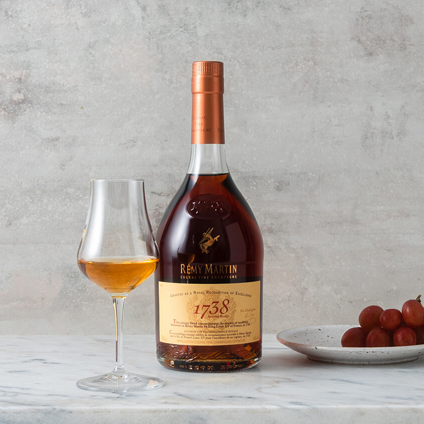 en flaska cognac med druvor