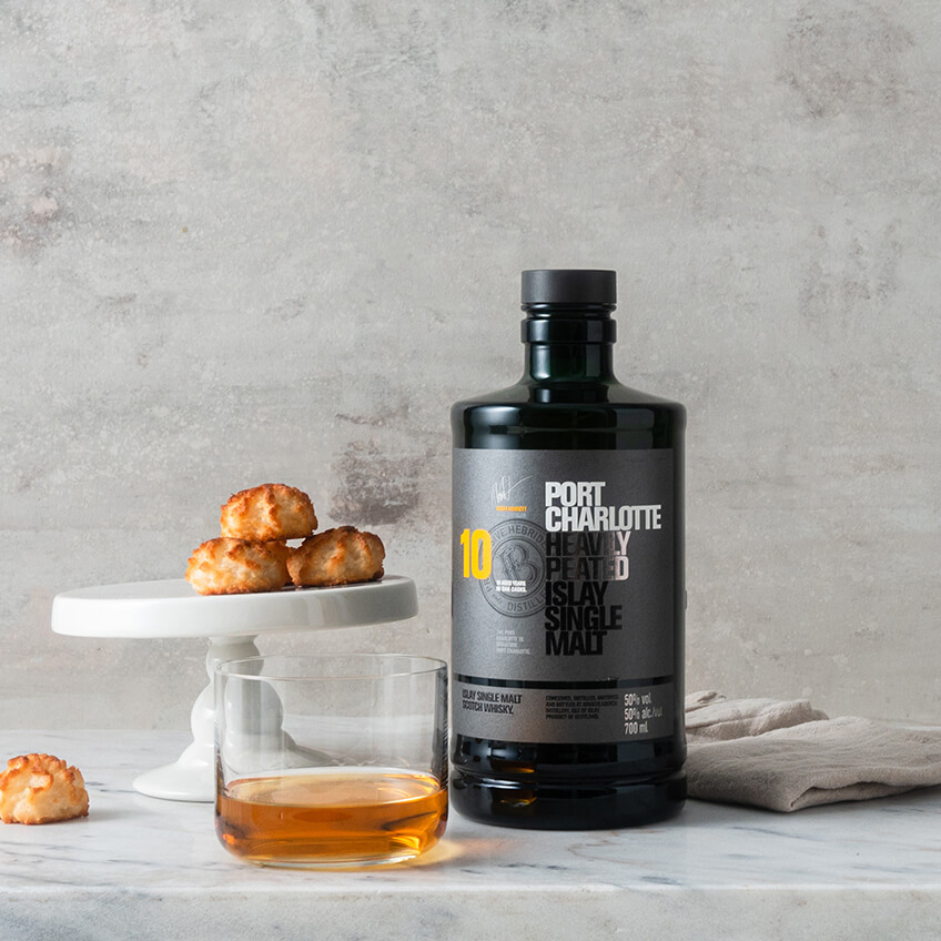 en flaska whisky med kakor