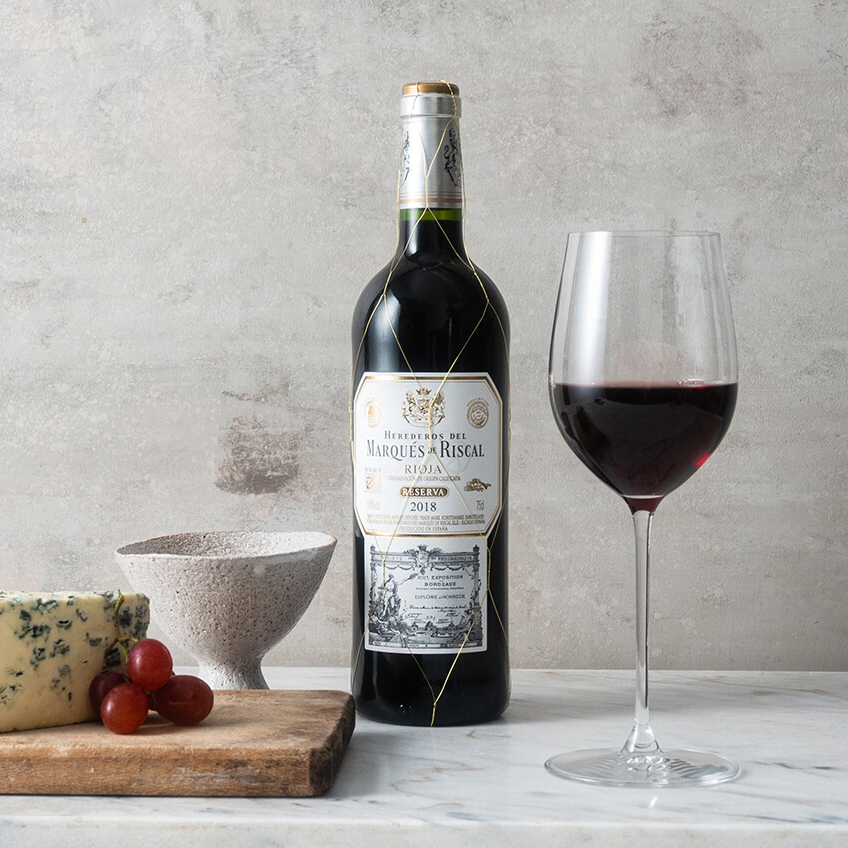 en riscal rioja flaska vin med glas