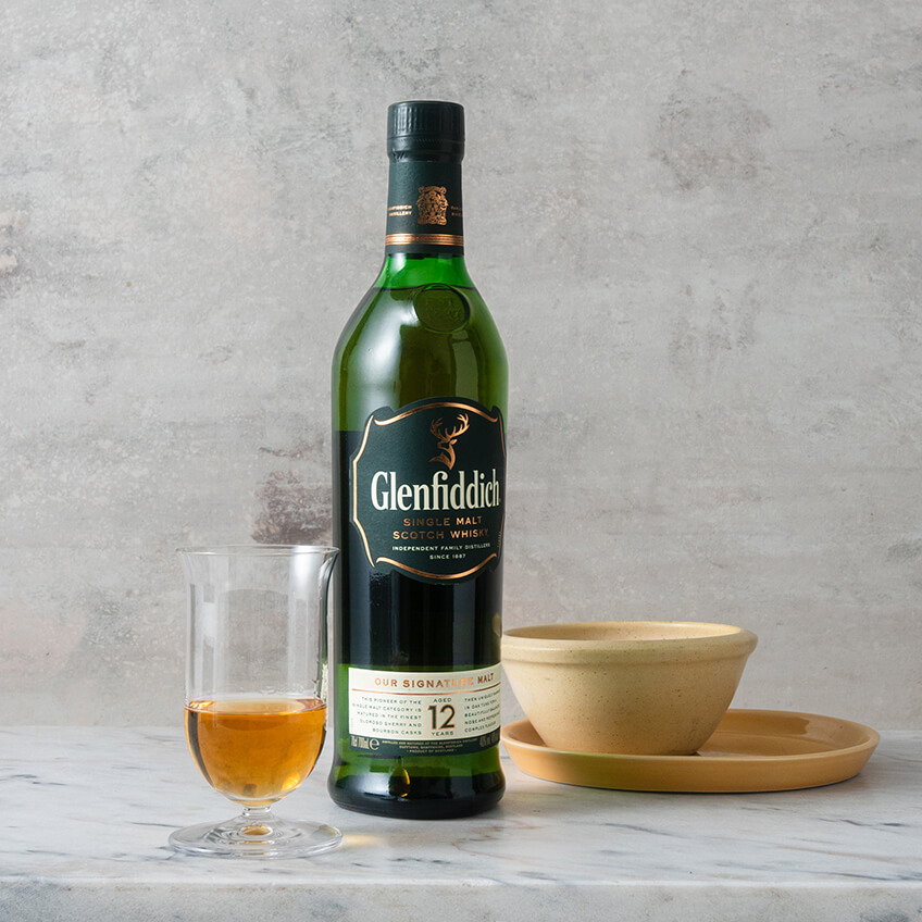 en flaska whisky med glas