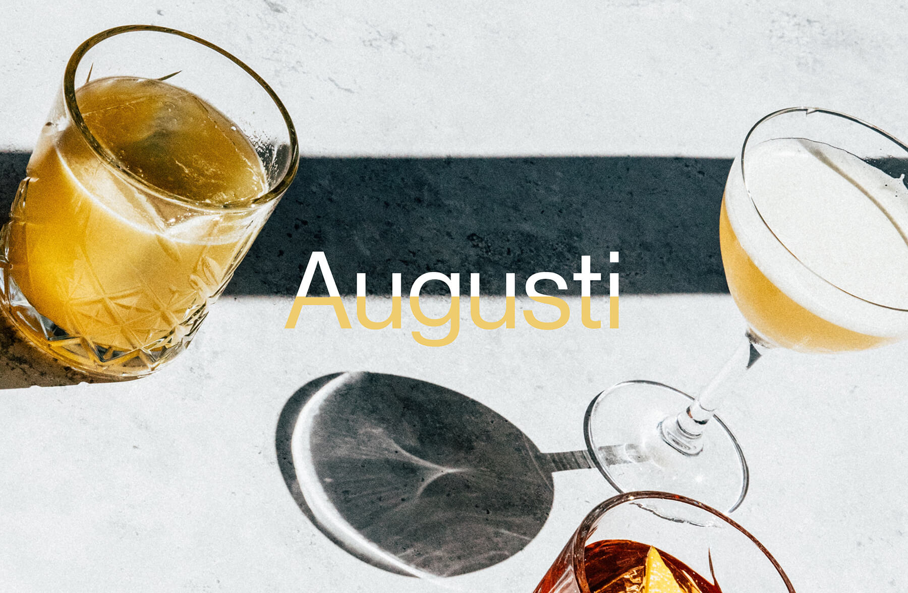 bord med tre drinkar i solsken