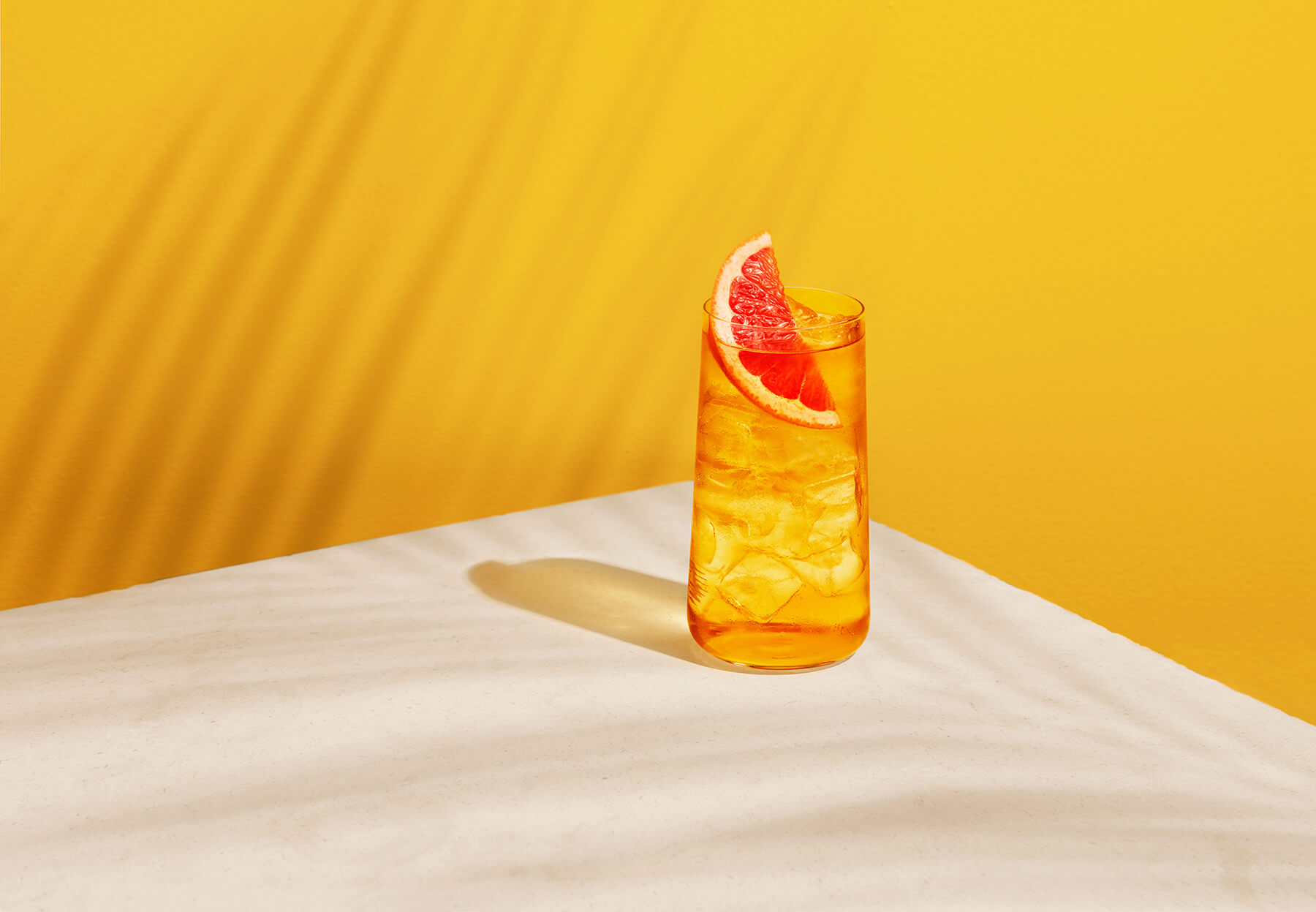 metaxa lemonade en gul och solig drink på gult bord