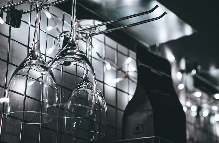 vinglas som hänger upp och ned