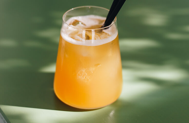 ett glas apelsinjuice