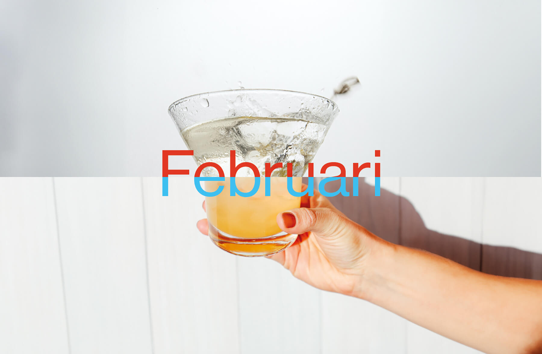 ett dubbelt drinkglas med en hand