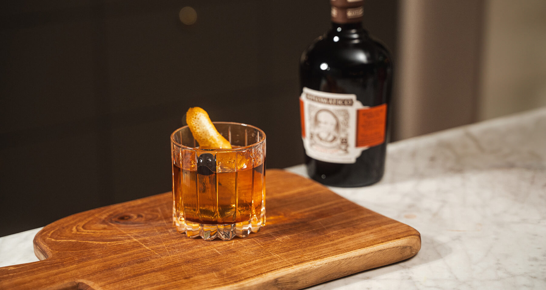 en drink på en skärbräda med rom