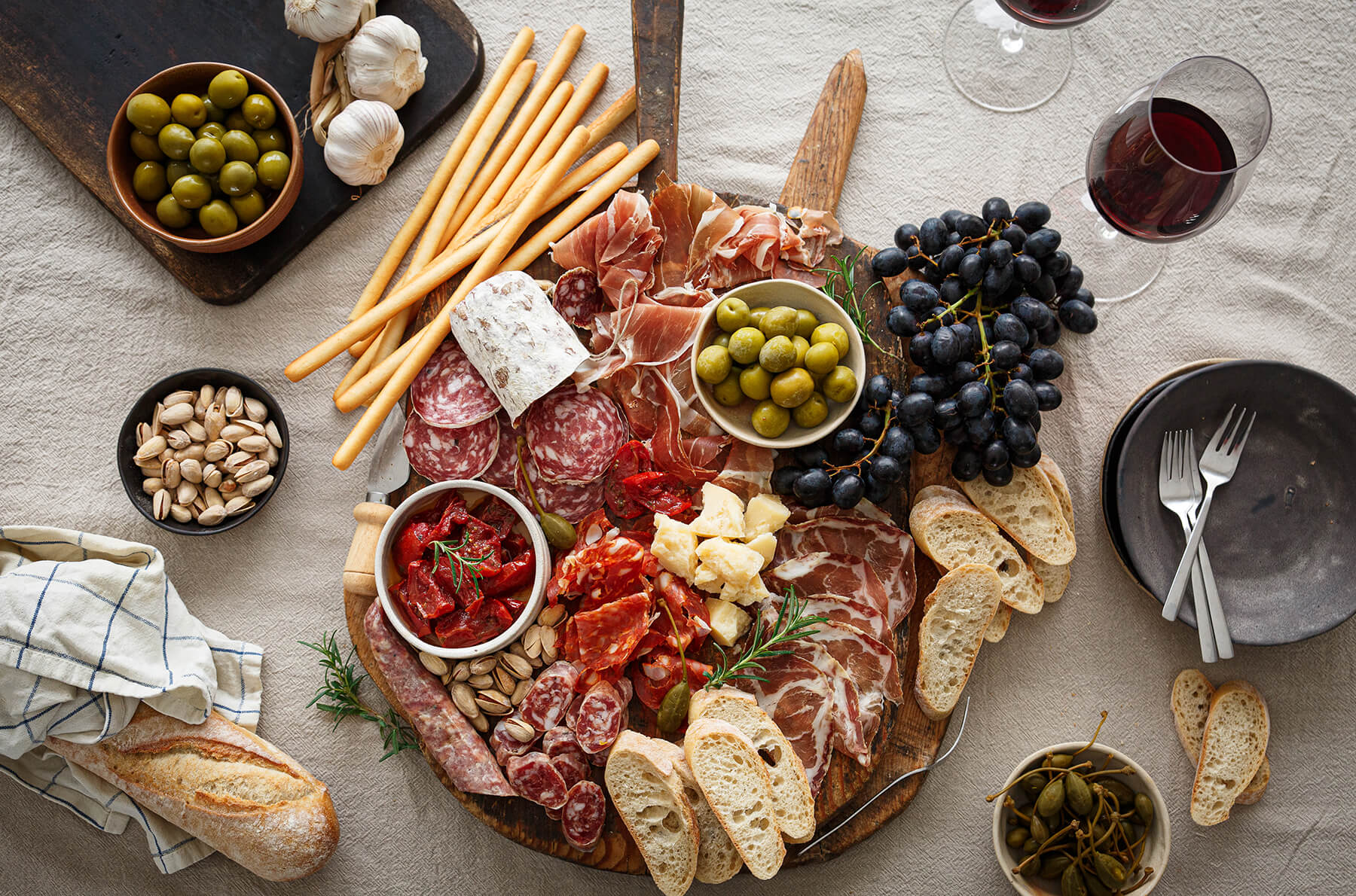 En italiensk charkbricka, även känd som en "antipasto platta" eller "salumi platta", är en servering av olika italienska charkuterivaror.