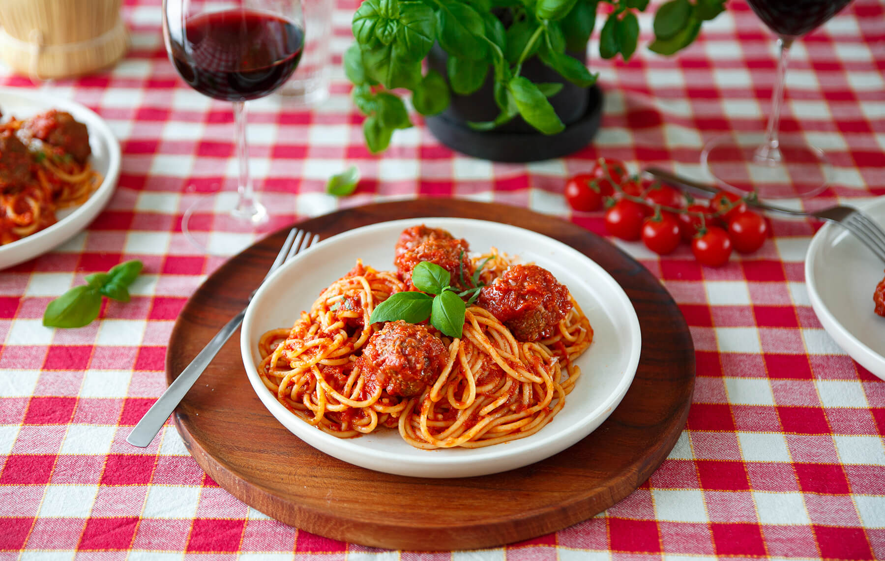 rutig duk med pasta och köttbullare lady och lufsen mat