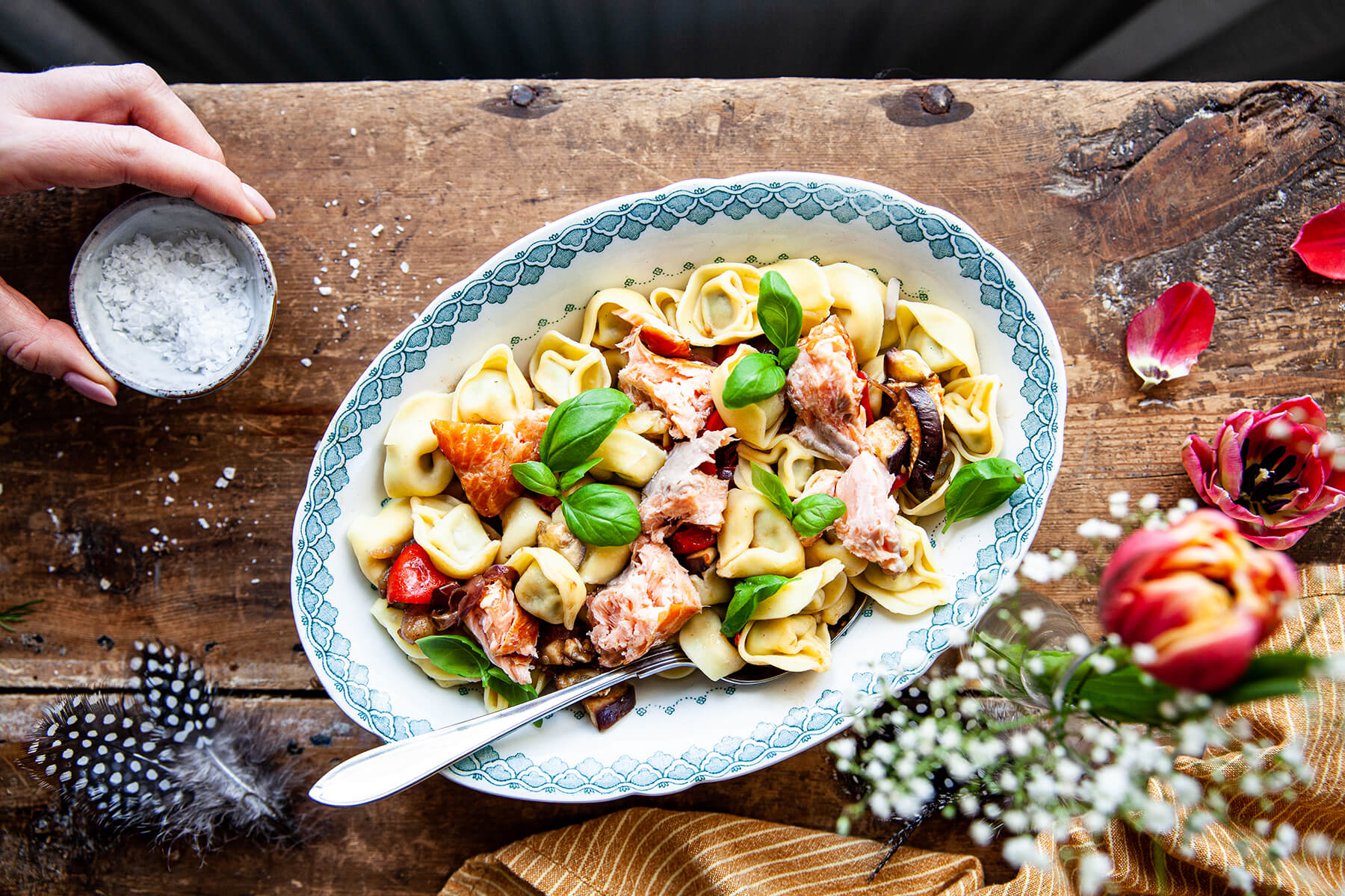 tortellini med lax och grönsaker.