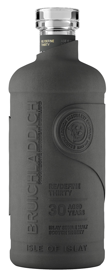 en flaska whisky i papper