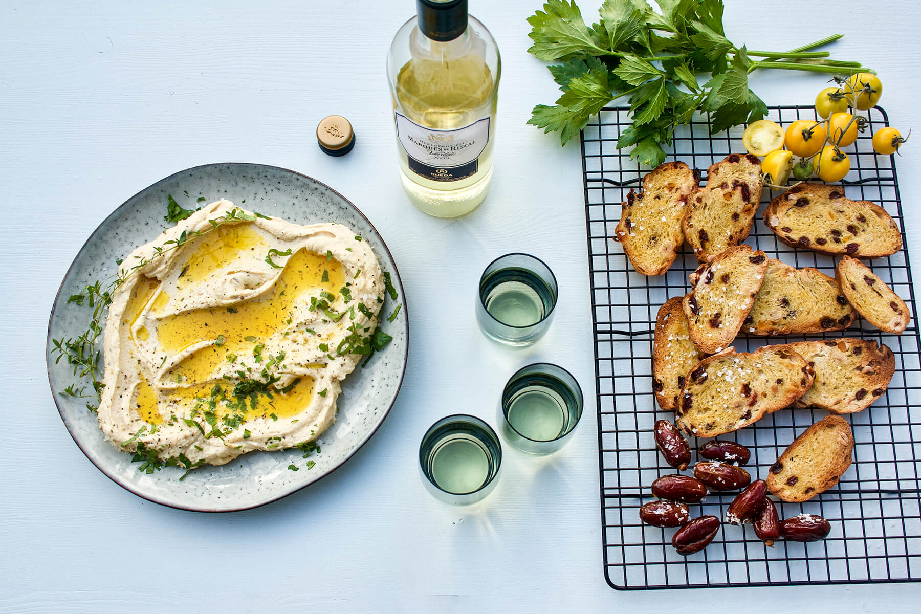 hummus med bröd och vinflaska