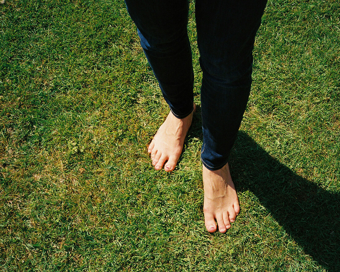 ett par barfota fötter i gräset