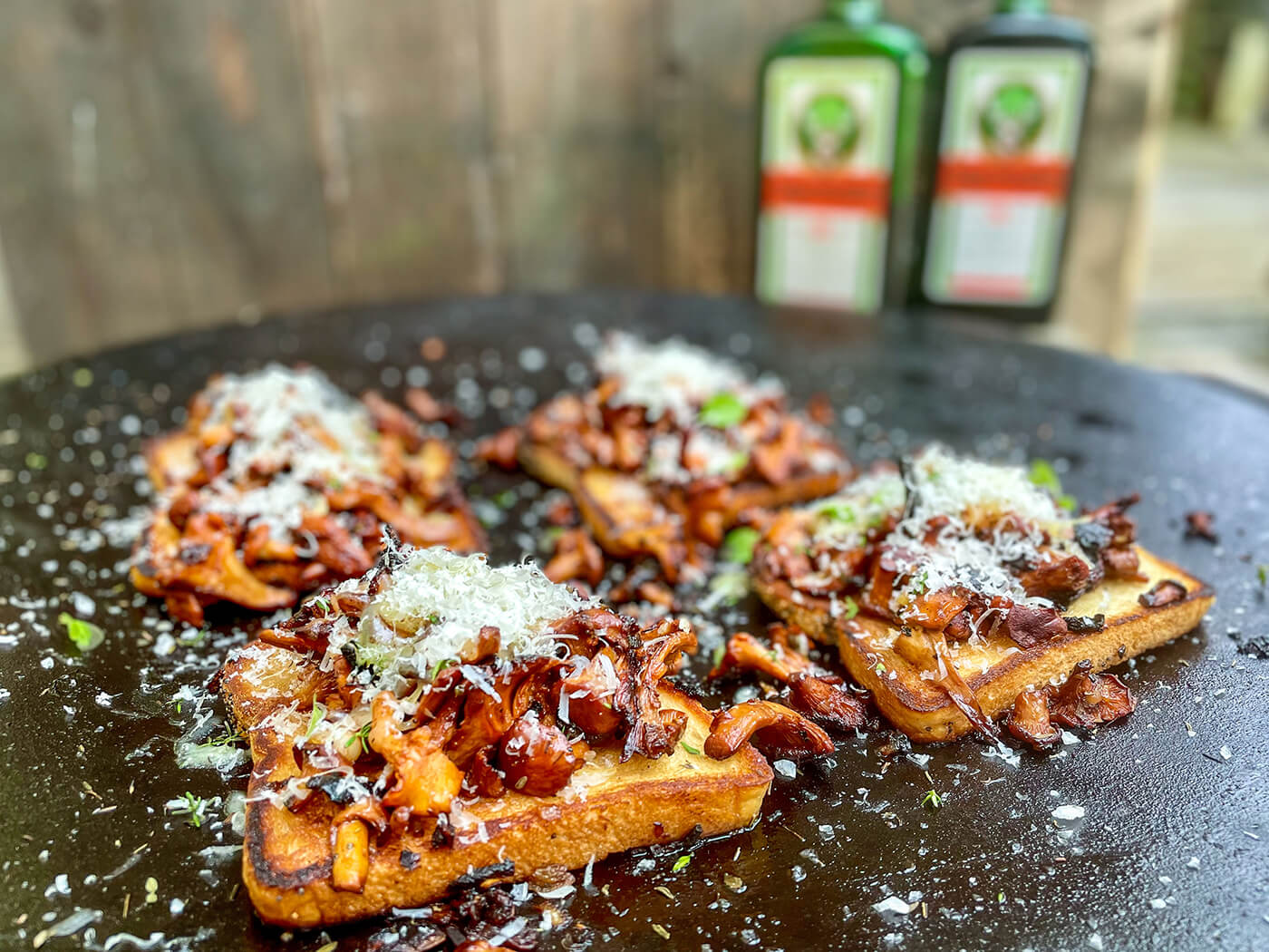 kantarellmackor på en stekhäll