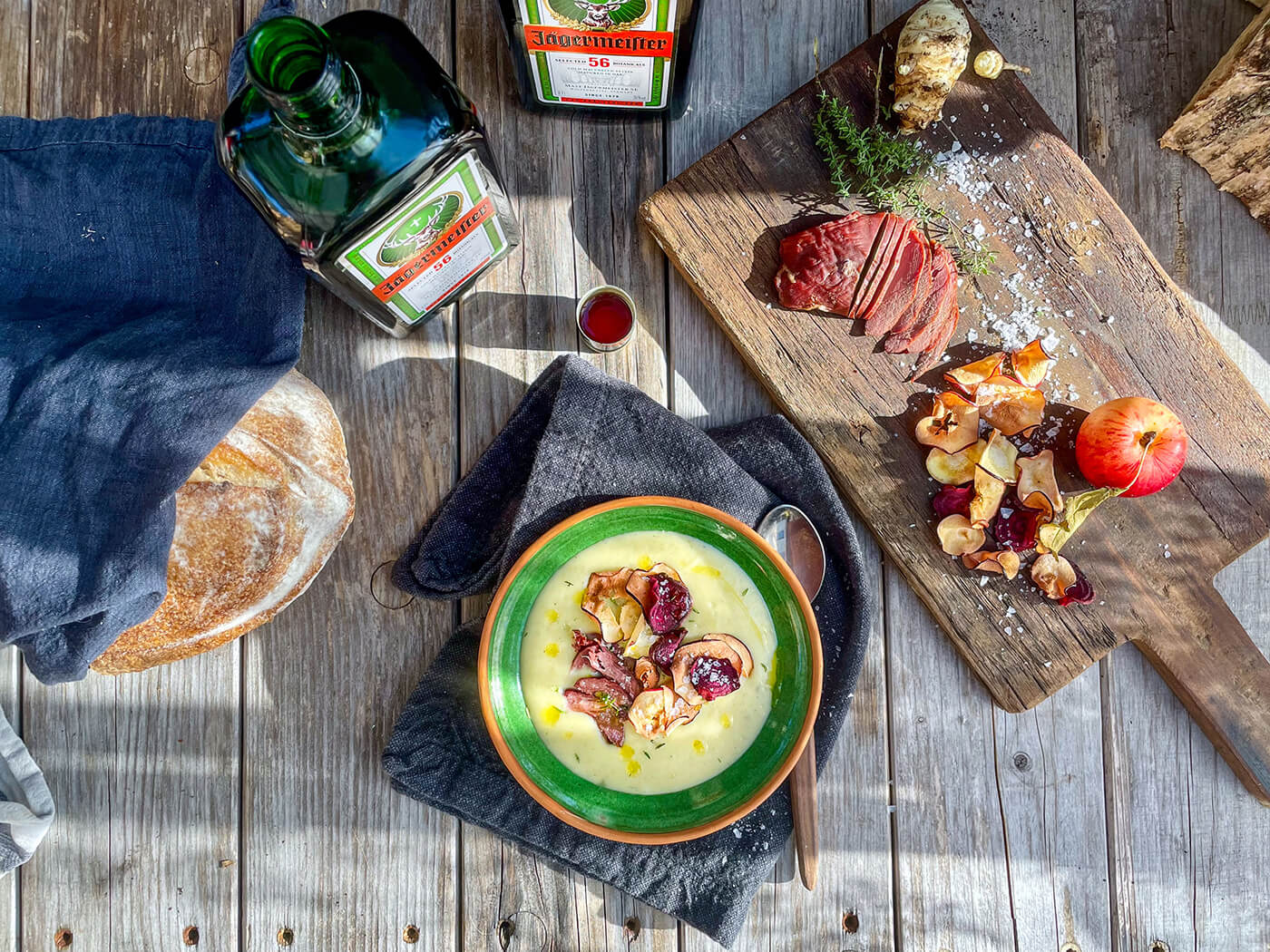 bord ute med soppa och jägermeister